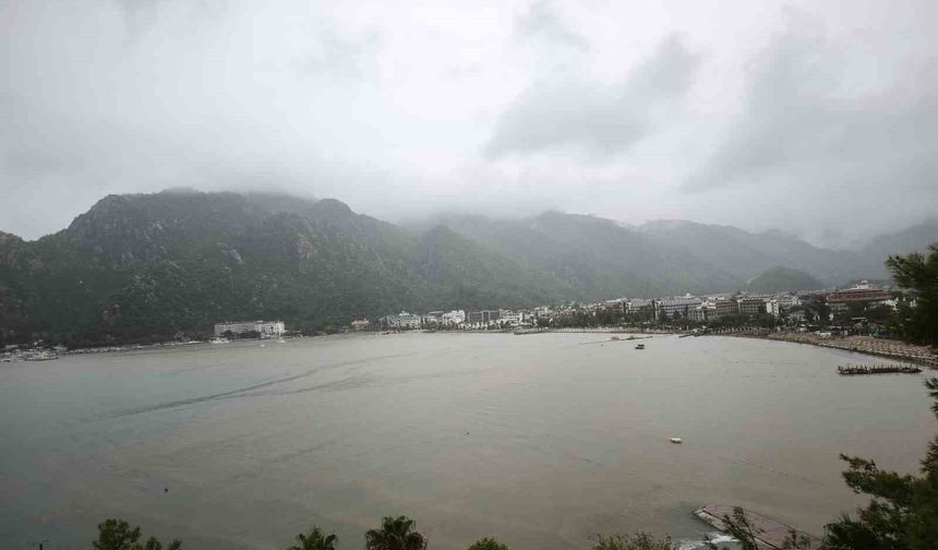 Marmaris'te denizin rengi kahverengiye dönüştü