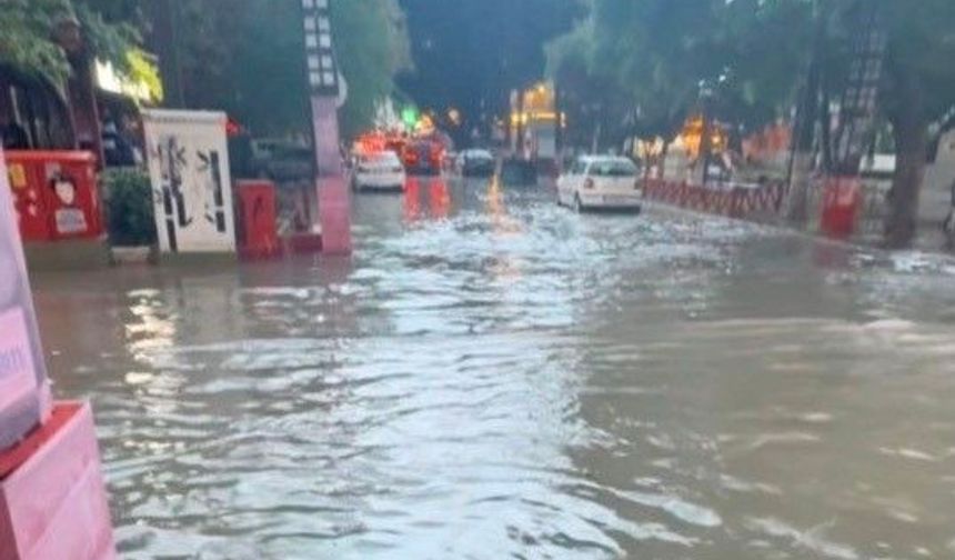 Mersin'de 1 saatlik yağmur taşkına neden oldu