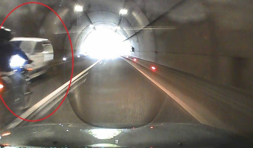 Motosiklet sürücüsü otomobillerin arasında kalmaktan kıl payı kurtuldu