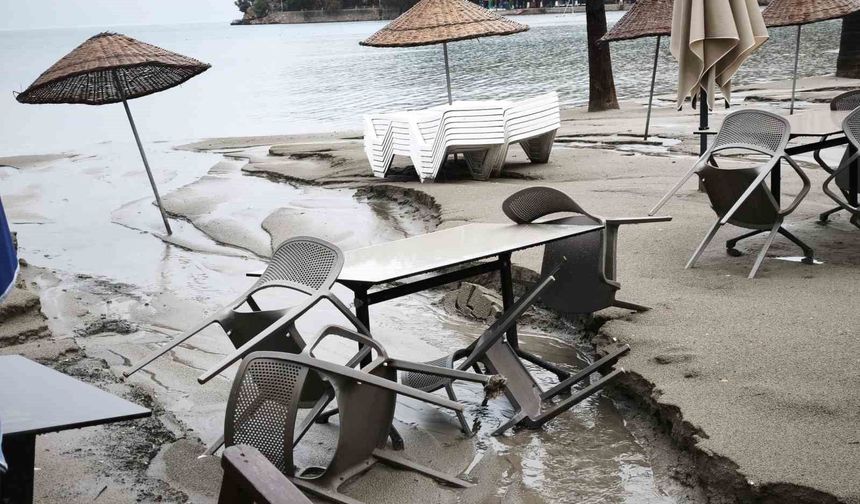 Muğla'da sağanak Akyaka sahilini harabeye çevirdi