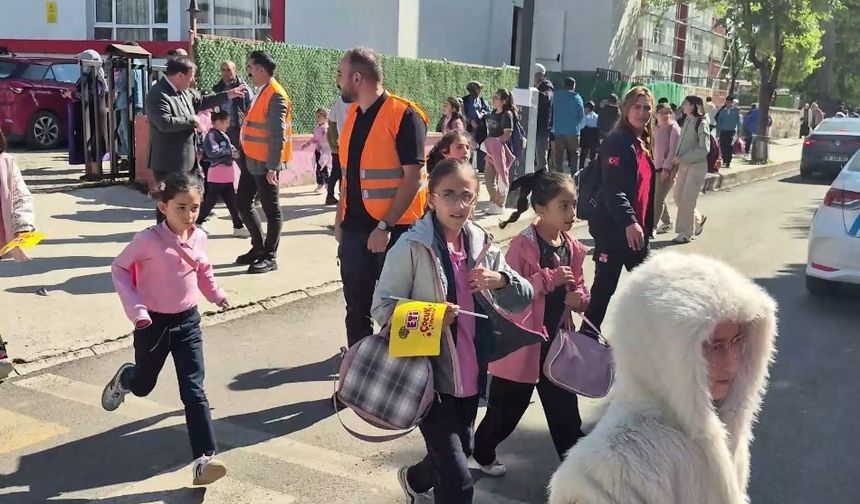 Öğrenci servislerinde yeni güvenlik adımı: Reflektörlü yelek