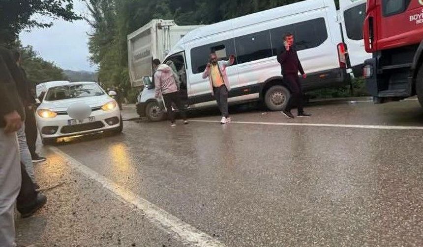 Ordu'da minibüs kamyonla çarpıştı: 1 ölü, 23 yaralı