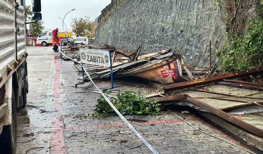 Rüzgar açık hava reklam tabelalarını yerle bir etti