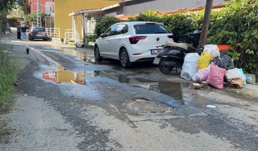 Sarıyer'de evlerinin önünden akan kanalizasyon suyu mahalleliyi isyan ettirdi: 'Kendi başımıza belediyecilik yapmaya çalışıyoruz'