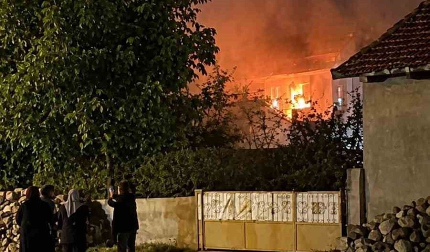 Şuhut'ta korkutan ev yangını: Mahalleli sokağa döküldü