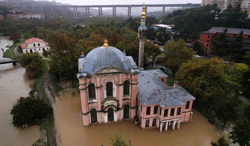 Sular altında kalan Sadabat Camii havadan görüntülendi