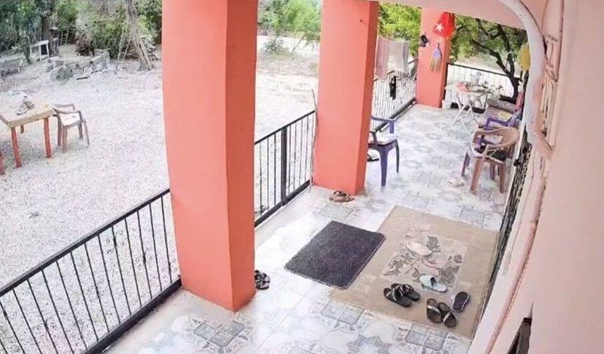 Sumbas'taki 5,2'lik deprem güvenlik kamerasına yansıdı