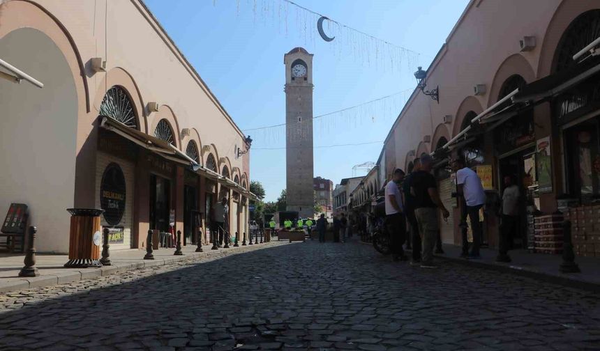 Tarihi Büyük Saat Kulesi'nin bulunduğu cadde trafiğe kapatıldı