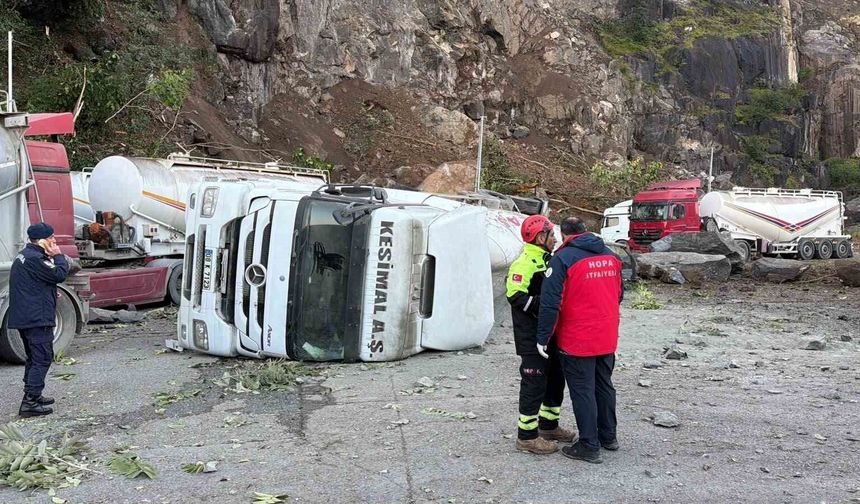 Tır parkında yamaçtan kopan dev kaya parçaları can aldı