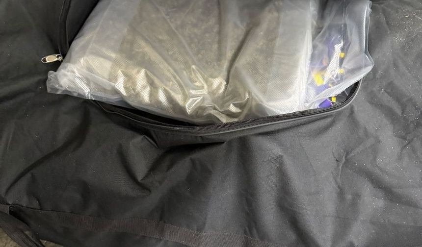Türkiye'ye sokulmak istenen 221,73 kilogram esrar sınırda yakalandı