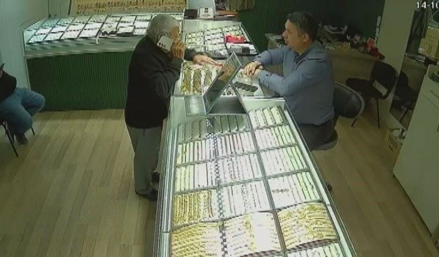 Yaşlı adamın birikimini dolandırıcılardan sarrafın dikkati kurtardı