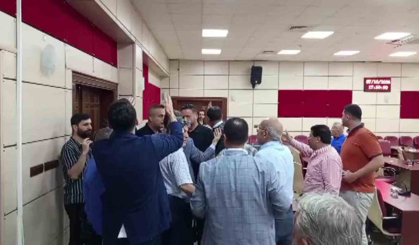 Yüreğir Belediye Meclisi'nde 'satılık' tartışması: CHP'li iki meclis üyesi birbirine girdi