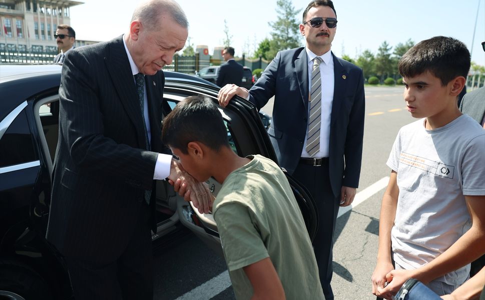 Cumhurbaşkanı Erdoğan, Adıyaman'dan gelen çocuklarla görüştü