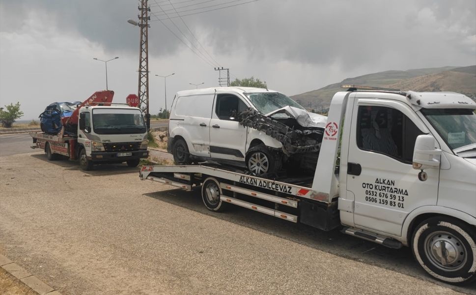 Bitlis'te otomobil ile hafif ticari araç çarpıştı, 2 kişi öldü, 1 kişi yaralandı