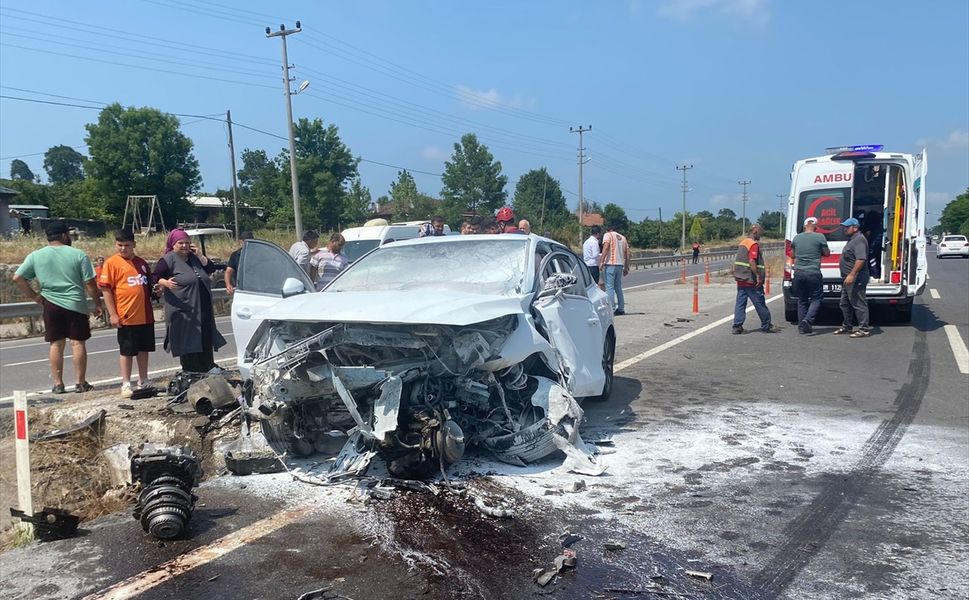 Sakarya'da kaza yaptıktan sonra yangın çıkan araçtaki karı koca yaralandı