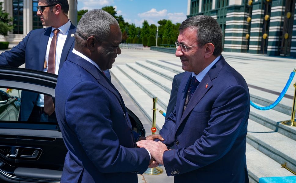Cumhurbaşkanı Yardımcısı Yılmaz, Kongo Başbakanı Makosso ile görüştü