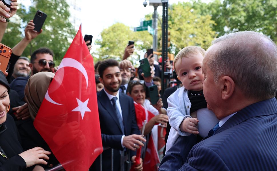 Cumhurbaşkanı Erdoğan, ABD'deki Türkevi'ne girişinde sevgi gösterileriyle karşılandı