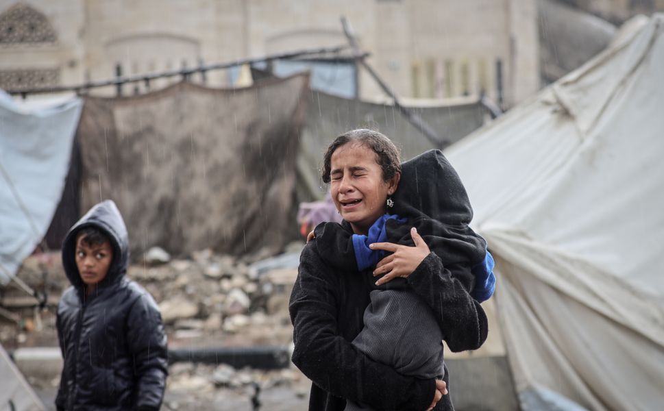 Gazze'de yoğun yağış nedeniyle İsrail saldırılarında evleri yıkılanların kaldığı çadırları su bastı