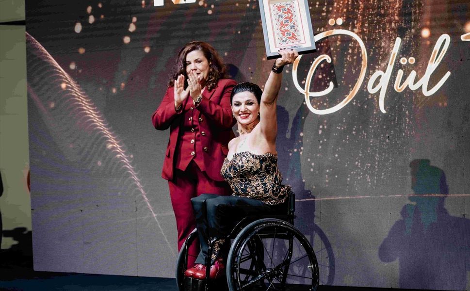 Milli para dansçı Yeliz Güllü, KKTC'de ödül aldı