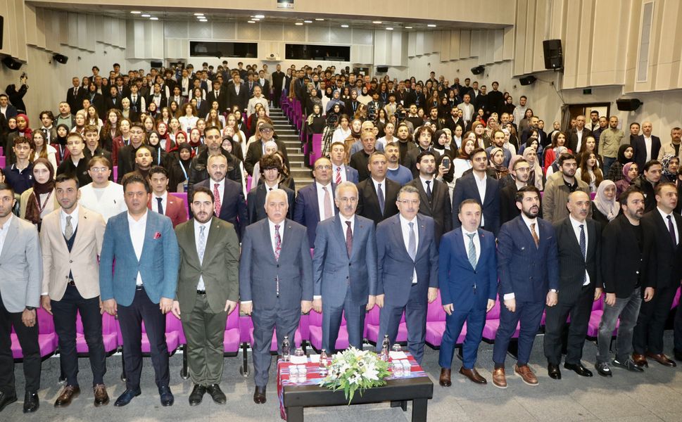 Ulaştırma ve Altyapı Bakanı Uraloğlu, Trabzon'da gençlerle bir araya geldi: