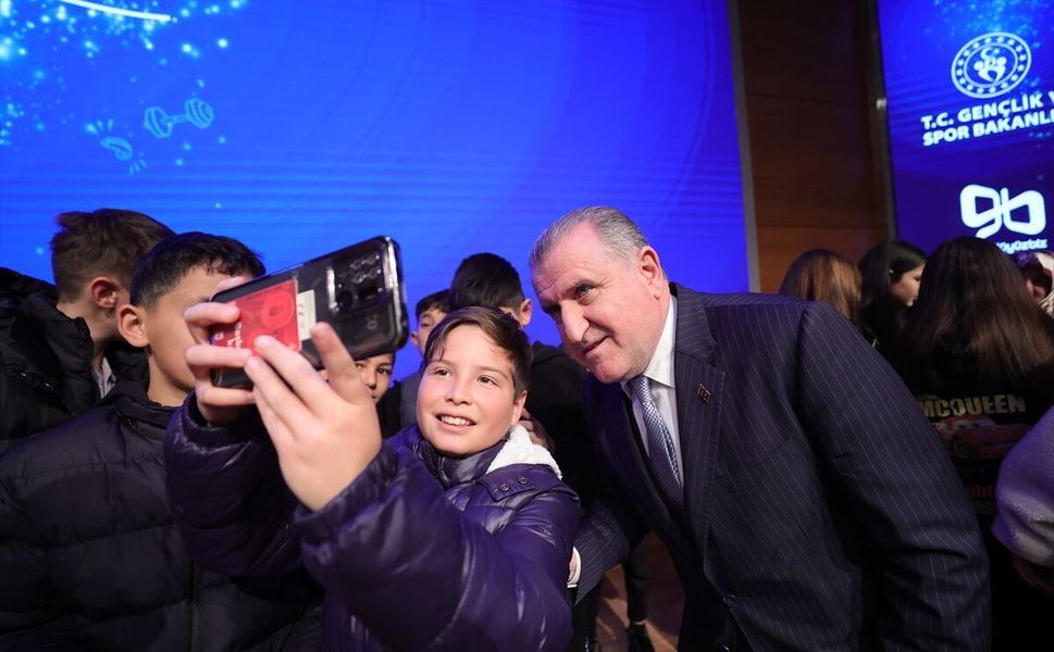 Bakan Bak, şampiyon sporcular ve anneleriyle buluştu