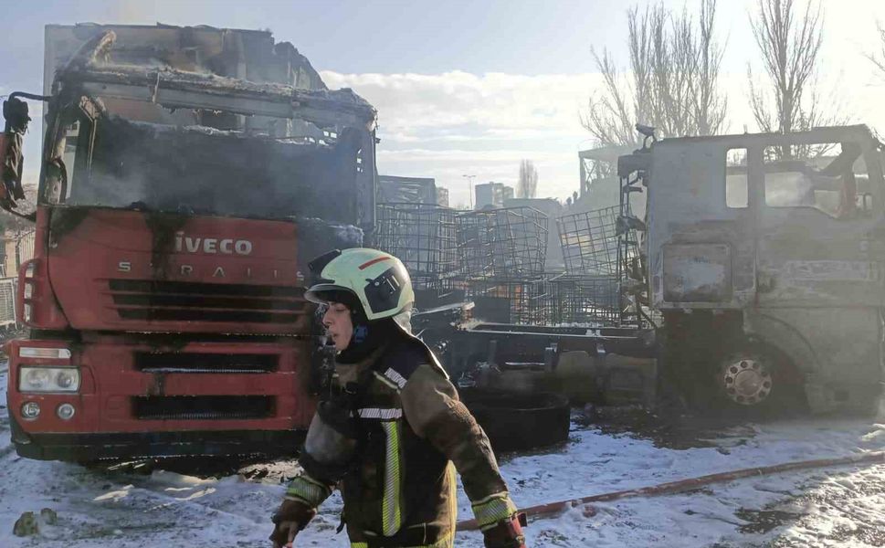 Ankara'da yediemin otoparkındaki tır yangını kontrol altına alındı