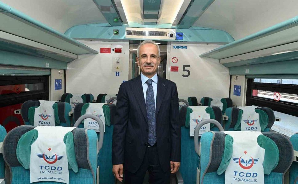 Bakan Uraloğlu: '16 Ocak-1 Şubat tarihlerinde ana hat ve bölgesel trenlerimize toplam 408 vagon ilaveyle 20 bin 160 kişilik ilave koltuk kapasitesi sağlayacağız'