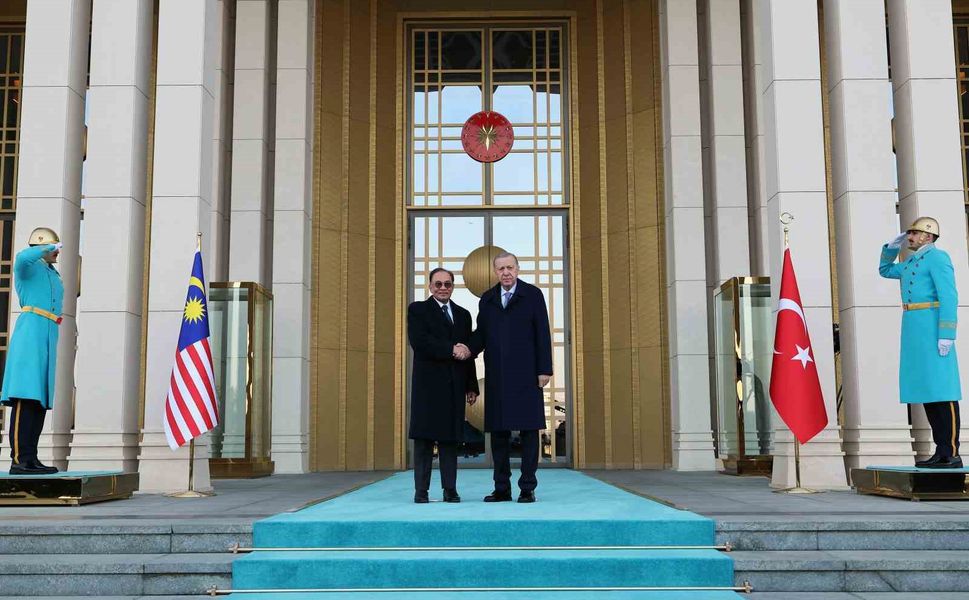 Cumhurbaşkanı Erdoğan, Malezya Başbakanı Enver İbrahim'i törenle karşıladı