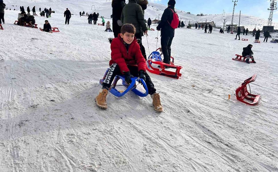 Sömestir tatilinde ailelerin adresi Elmadağ Kayak Merkezi oldu