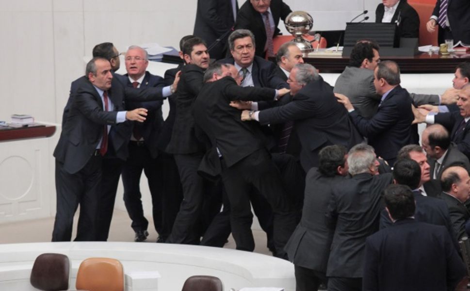 Meclis’te yemin töreni gerilimi: AK Parti ile CHP arasında yumruklu kavga