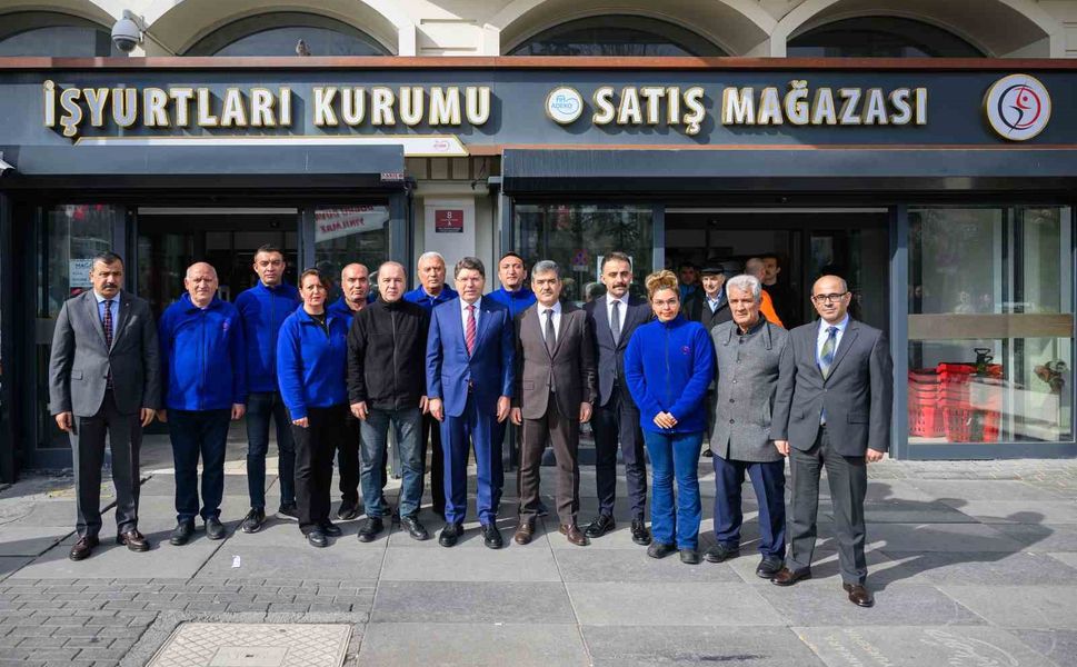 Adalet Bakanı Tunç, İşyurtları'nın Kızılay satış mağazasında vatandaşlarla alışveriş yaptı