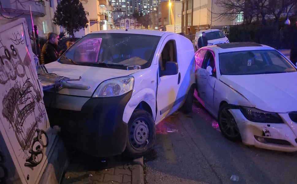 Ankara'da iki araç kafa kafaya çarpıştı: 1 yaralı