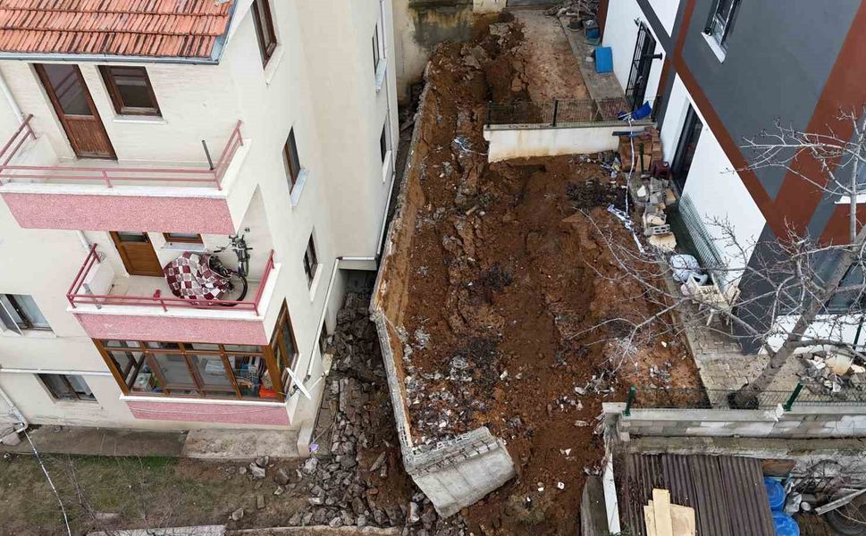 Ankara'da istinat duvarı yıkıldı: 5 apartman boşaltıldı