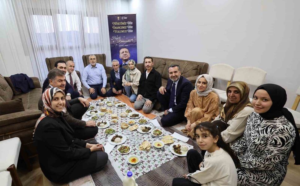 Bakan Işıkhan, evlerine kavuşan depremzede ailenin iftar sofrasına konuk oldu