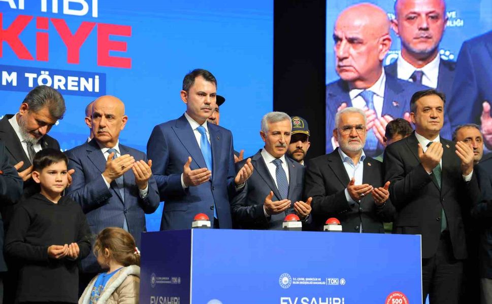 Bakan Kurum'dan CHP Genel Başkanı Özel'e tepki: 'Özgür Bey vakit tiyatro vakti değildir'