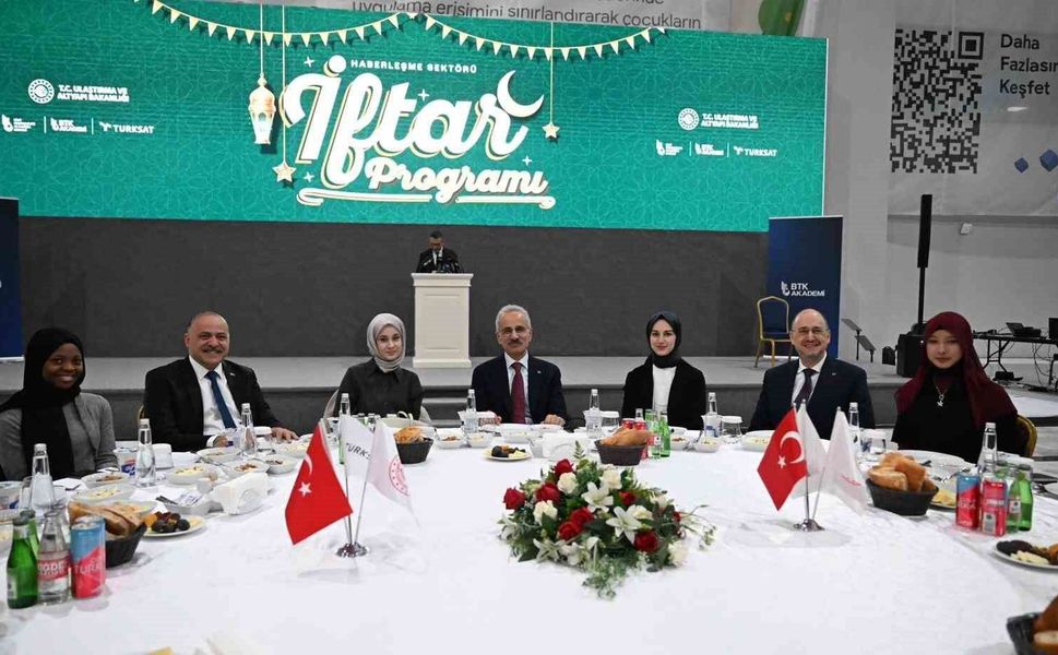 Bakan Uraloğlu: '15 yaşından küçük çocuklar sosyal paylaşım sitelerinde hesap açamayacak'