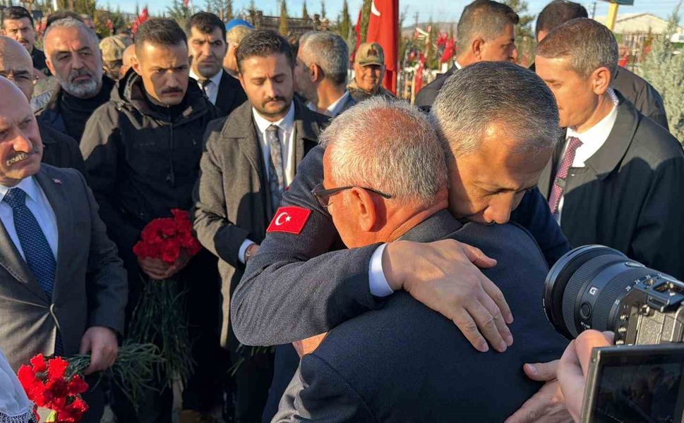 Bakan Yerlikaya, deprem şehitliğini ziyaret etti