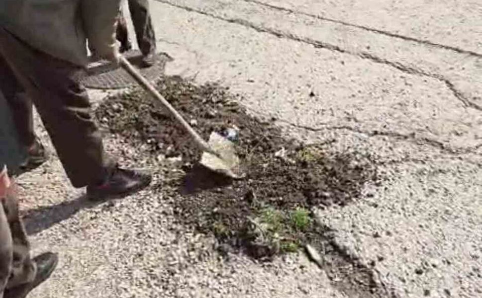 Başkentte belediyeden umudu kesen vatandaşlar köstebek yuvasına dönen yolları kendileri onardı
