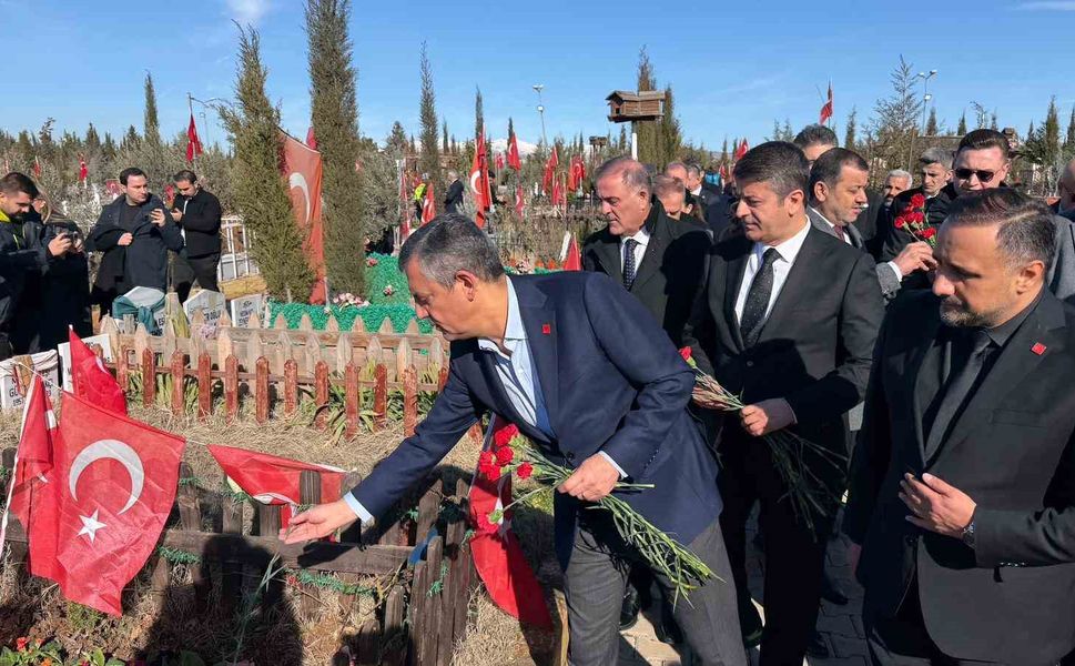 CHP Genel Başkanı Özgür Özel deprem şehitliğini ziyaret etti