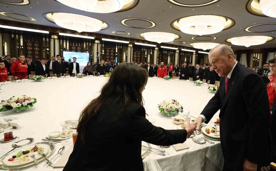 Cumhurbaşkanı Erdoğan: 'Eski Türkiye'nin imtiyazlılarının, çatışma ve gerilimden beslenenlerin aranıza nifak sokmasına müsaade etmeyin'