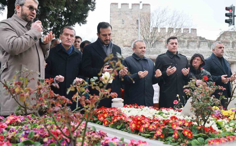 Eski Başbakan Necmettin Erbakan'ı kabri başında anıldı