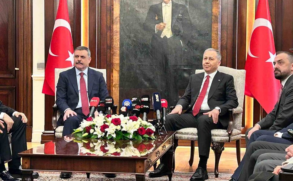 İçişleri Bakanlığında devir teslim töreni: Yeni Bakan Çiftçi, görevi Yerlikaya'dan devraldı