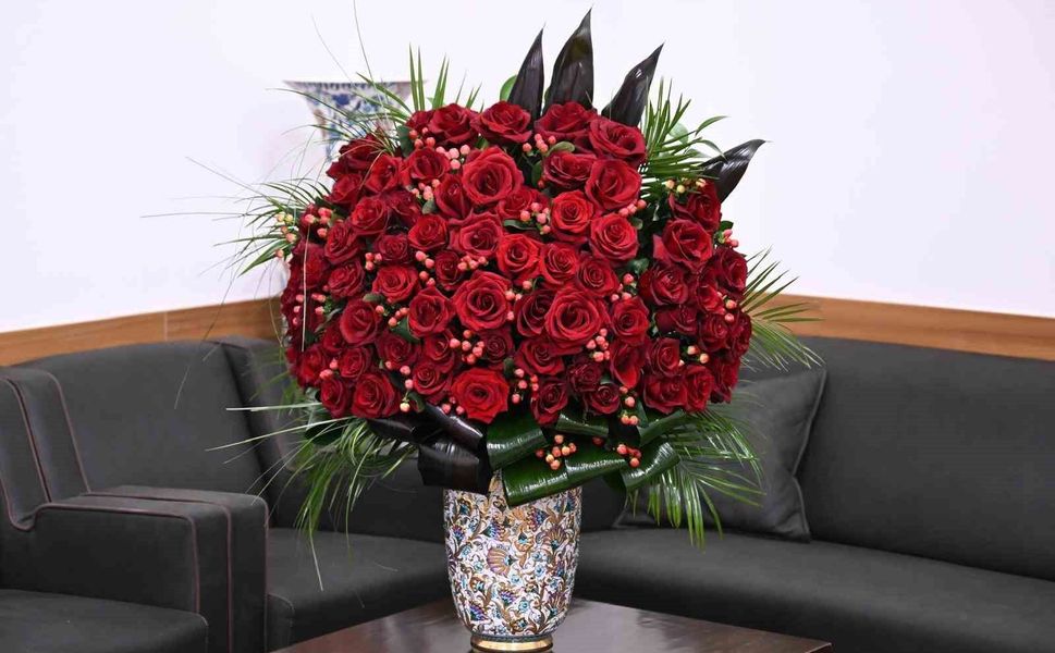 MHP lideri Bahçeli, Cumhurbaşkanı Erdoğan'a 72 gül ve özel tasarım tablo gönderdi