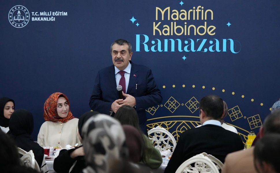 Milli Eğitim Bakanı Tekin, Erzurum'da şehit aileleri ve gazilerle buluştu, ilk iftarını öğrencilerle açtı
