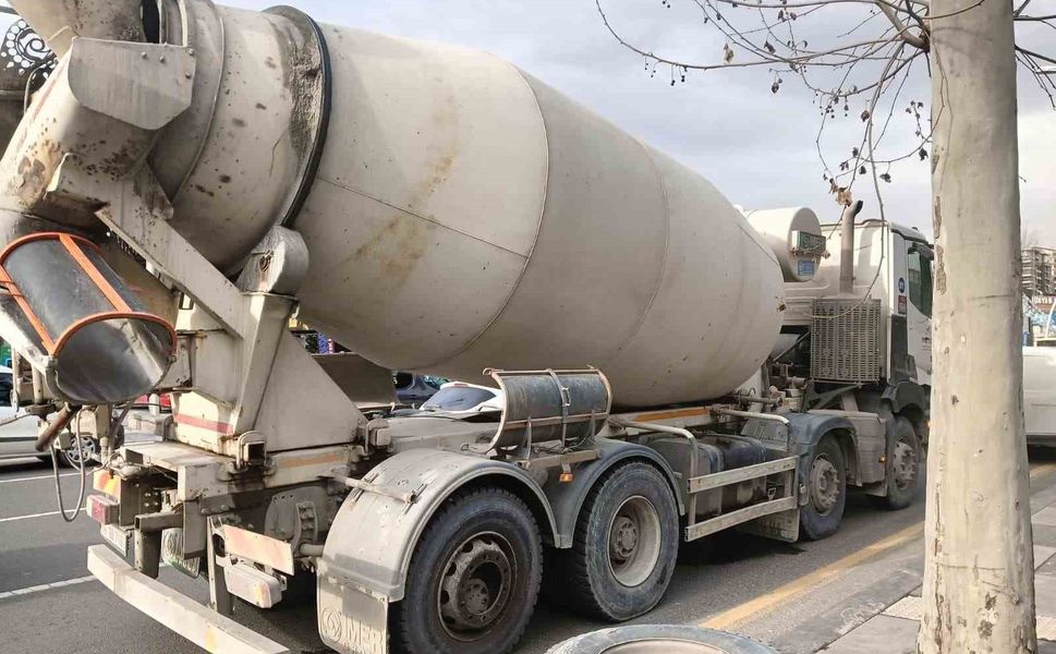 Seyir halindeki beton mikserinden kopan tekerlek üç otomobile çarptı