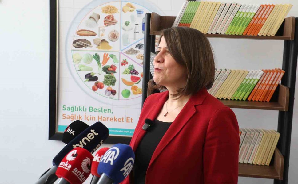 Uzmanından uyarı: 'Ramazan'da sağlıklı beslenmenin temel kriterlerden birisi sahurun ve iftarın yapılması, araya ara öğünün eklenmesi'