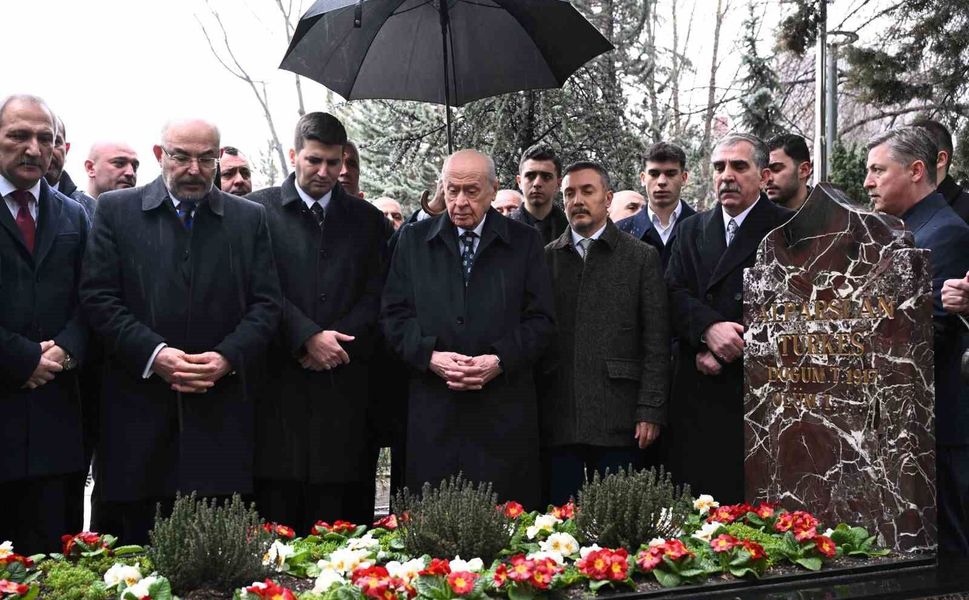 Bahçeli, Merhum Türkeş'in kabrini ziyaret etti