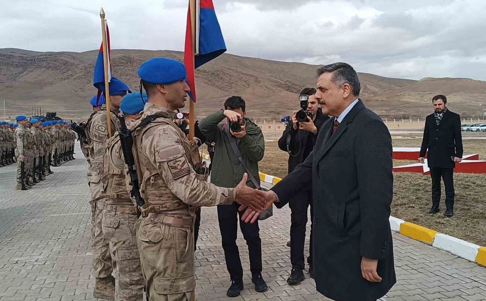 Bakan Çiftçi, asker ve vatandaşlarla bayramlaştı