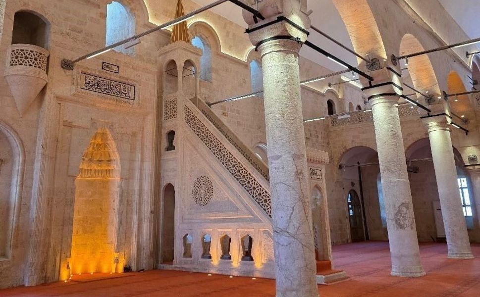 Bakan Ersoy: 'Üç tarihi cami yeniden ibadete açılıyor'