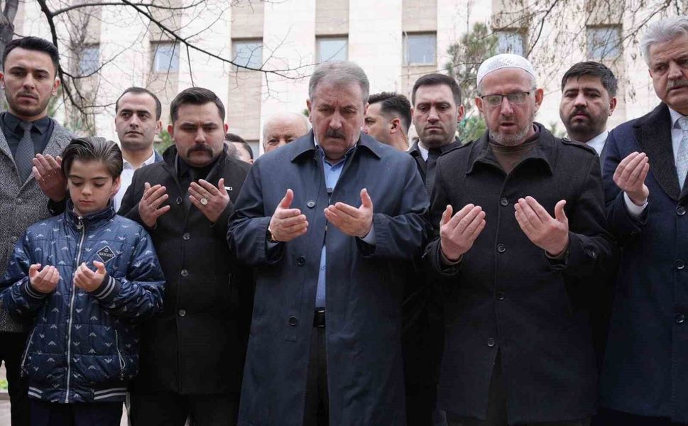 BBP Genel Başkanı Destici, Muhsin Yazıcıoğlu'nun kabrini ziyaret etti